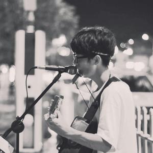 沟厕全景偷拍美女撒尿
